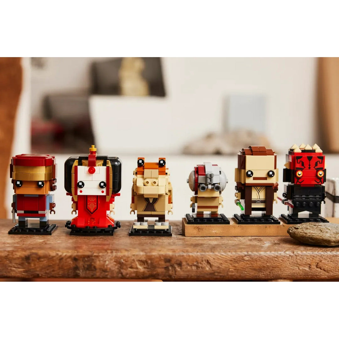 Create your own Naboo scene with LEGO 40676! Qui-Gon, Obi-Wan, Anakin, Padmé, Darth Maul, and Jar Jar as BrickHeadz. Star Wars nostalgia for fans 10+.
